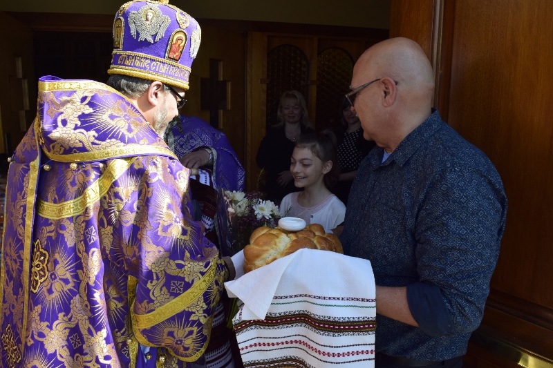 Greeting his Grace Bishop Daniel, Presiding Bishop of the Western Eparchy and Consistory , for the celebration of the Holy Liturgy and veneration of the life-giving cross of Christ. His Grace brought relics of wood on which our Saviour Jesus Christ was crucified.