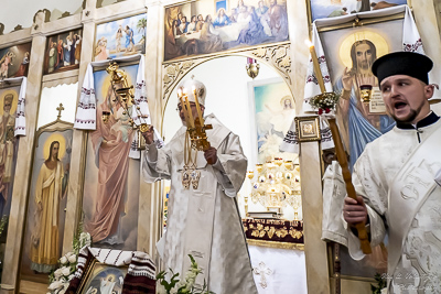 Easter Worship. Paschal procession. Led by His Eminence Archbishop Daniel Zelinsky.